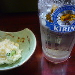 Yakitori Iroha - 麦焼酎水割り、付きだしのポテトサラダ