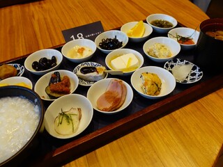 Tsukiji Honganji Kafe Tsumugi - 18品の朝ごはん