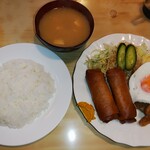 キッチン竹乃子 - 春巻き(２本)しょうが焼き定食 (¥900)