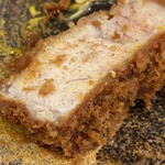 とんかつ檍 - ナマック（ヒマヤラ岩塩）を振りかけたところ