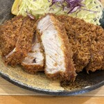 とんかつ檍 - ロースかつのお肉はジューシーで分厚いです　