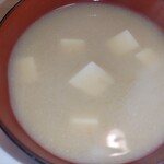 キッチン竹乃子 - 味噌汁･･･具は豆腐のみで「熱いので気をつけて」と言われたがハンパなく熱いです。味は少ししょっぱかったです。