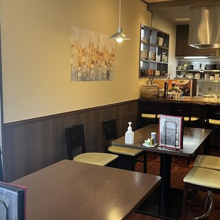 お一人様はもちろん、お集まりにも最適な落ち着きのある空間