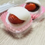 創作和菓子 和匠 坂本 - いちご大福　白あん黒あんをお買い上げ