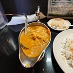 カルダモン． - グレービーボートに入れられた、セイロン風ベジタブルカレールー。