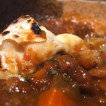 酒処 盛や - 牛すじカレーに焼きカマンベールを乗せてみました