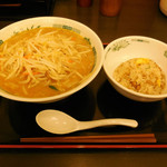 日高屋 - ...「味噌ラーメン+半チャーハンセット（720円）+麺大盛（0円/モリモリサービス券）」、味噌ラーメン・うま！