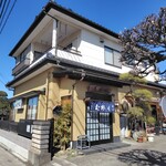 美家古家 - 右奥に見えるのが裏の駐車場。激狭なので大きい車や運転が苦手な人は迷わず通り向いの駐車場に入れましょう