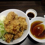 ra-memmazesobakouseiken - 特製唐揚丼 880円 結構なサイズの唐揚×5個 スープ&甘辛い唐揚のタレ付き
