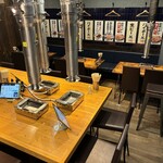 焼肉大衆酒場 真 肉焼屋 - 6名様まで座れるカウンター席です。