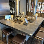 焼肉大衆酒場 真 肉焼屋 - 7名様まで座れるカウンター席です。