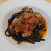 ブラカリイタリア料理店 - 広島県産牡蠣とほうれん草のトマトソース イカ墨を練り込んだキタッラ