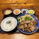 ホルモン栄楽 - しょうが焼定食900円　おかず大盛り+200円