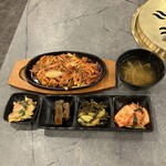 ラオン 焼肉 - 豚肉炒め、スープ、パンチャン