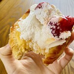 ブーランジェリ･エ･カフェ　オブジェ - ⚠️食べかけ注意⚠️ ホイップクリームとカスタードクリームがたっぷり♡煌びやかなイチゴが乗っており、絶品デニッシュです♡ 美味…