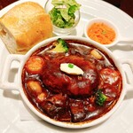 CAFE AUX BACCHANALES - 煮込みハンバーグと牛肉の赤ワインソース