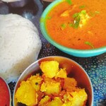 toi印食店 - こちらはお魚のスパイスカレーとスイートポテトのお惣菜