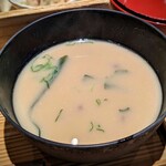 ひとしなや - お箸が迷ってしまいますが、先ずは「お味噌汁」。白味噌に見えますが合わせ味噌の様子、京都で頂くような甘みは無くて、サラッとお出汁の効いた万人受けする物でした。