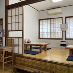 利休 - 掃除の行き届いた、落ち着いた店内。