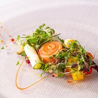 魚介類のサラダ仕立て カレー風味のスパイシーなドレッシングで