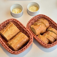 ブラッスリー ポール・ボキューズ 大丸東京 - お腹いっぱいでキッズメニューは頼まなかったけど子供達にもパンくれた♪