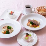 Teatro M.T. - ◇3月のランチ◇鶏むね肉と季節の野菜のサラダイチゴのドレッシングで・本日のお魚のグリルブロッコリーのソース・仔羊のグリル春キャベツのトマト煮込み添え・◇今月のデザート◇ブランマンジェ