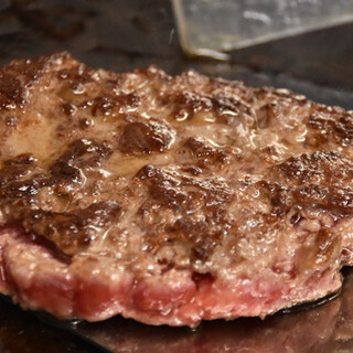 国産の黒毛和牛を100%使用したビーフパティは食べ応え抜群！