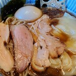 中華蕎麦 鳴神食堂 - 3種類のチャーシューとワンタンと煮卵