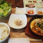 サムギョプサルと韓国料理 ツツムサンパ - チーズ豚キムチ定食(980円)