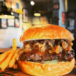 BurgerShop HOTBOX - あき山の牛すじ味噌煮込バーガー フレンチフライ付