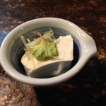 マッシュアップ - お通しの豆腐。上にたっぷり乗っているのは・・・。