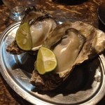 マッシュアップ - 生牡蠣。兵庫県・坂越産の立派なものでした。一人一つです。