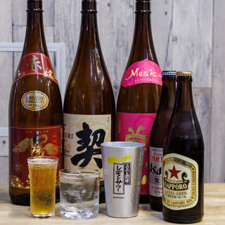 Cheers with shochu poured into a rocks glass! Bottled beer and lemon sour too