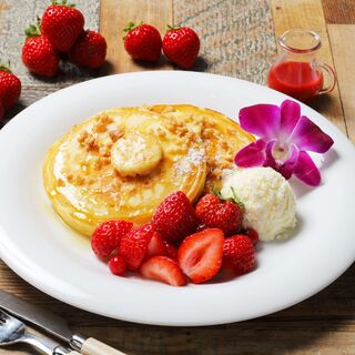 Limited time only★ Big Island Bee Pancakes with Amaou Strawberry