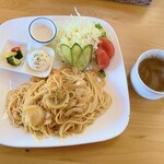 Mizube No Kafe Omotenashi - 【エビのトマトクリームパスタ￥1.000】サラダが嬉しいパスタランチ♪意外とボリューミーです♪スープと、写真撮り忘れたけどデザートが付きます（ロールケーキをいただきました）