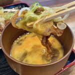 もつ煮本舗 まるさん食堂 - すき焼きっぽく生玉子に浸して食べてもgood!