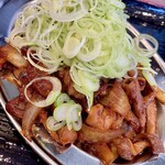 もつ煮本舗 まるさん食堂 - 中華鍋で丁寧にもつを炒めて、専用のタレで味付けした「もつ焼き」。もつ煮とは全く違った美味しさ！