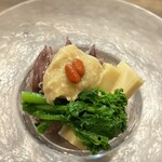 地下だけど入ったら雰囲気が良くて料理人がしっかり食事を作ってお酒もたくさんあって楽しいお店。ごんべえ - 