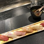 渋谷 鉄板焼き 凛 - お鮨6貫。奥は渡り蟹の赤出汁。