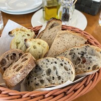 PASTA HOUSE AWkitchen FARM 多摩センター店 - IKEDAYAWAのパンの盛り合わせはおかわりOK 