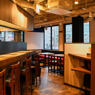 和の雰囲気が心地良いモダンな店内でお食事をお楽しみください