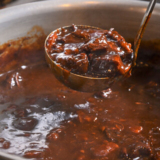 ビーフシチューのように濃厚な特製ソースはご飯とも相性抜群◎