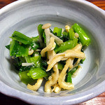 よし半 - お通し（冬菜と油揚げの煮浸し）