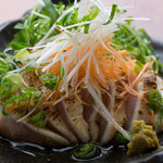 Tsukinohana - 地鶏のタタキ　504円　ゆずコショウとポンズでお楽しみください。