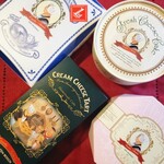 タンテ・アニー - 右上から時計回りに、カースケイク、いちごのチーズケーキ、クリームチーズタルト、チーズフィナンシェ。