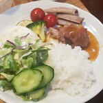 キッチン ブルー グローブ - ご飯、サラダ、お新香を乗せて