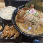 マルキン本舗 みかも店 - 特製百年マルキン味噌ラーメン＋餃子セット