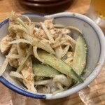 大衆餃子酒場 ちゃおまる。 - 蒸し鶏と胡瓜の胡麻和え