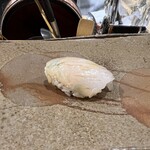 鮨　まつ本 - カワハギ(肝はさみ)【握り】