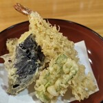 さんじ庵 - 揚げたて天ぷらは、えび、白身、ナス、ピーマン。抹茶塩でいただきます。(240228)